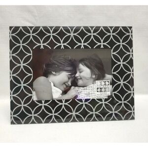 Sixtrees ♡ 4x6 Black And White Circles Pattern Picture Frame With Soft Backing‎